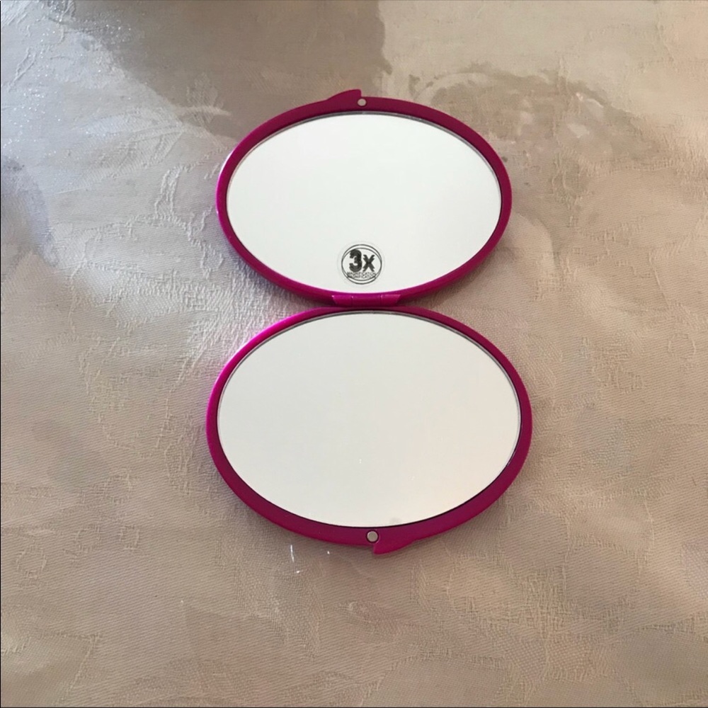 💥Sale💥 magnifying mirror 3x. new never used